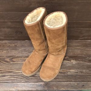 UGG - Classic Tall Chestnut, Size 9